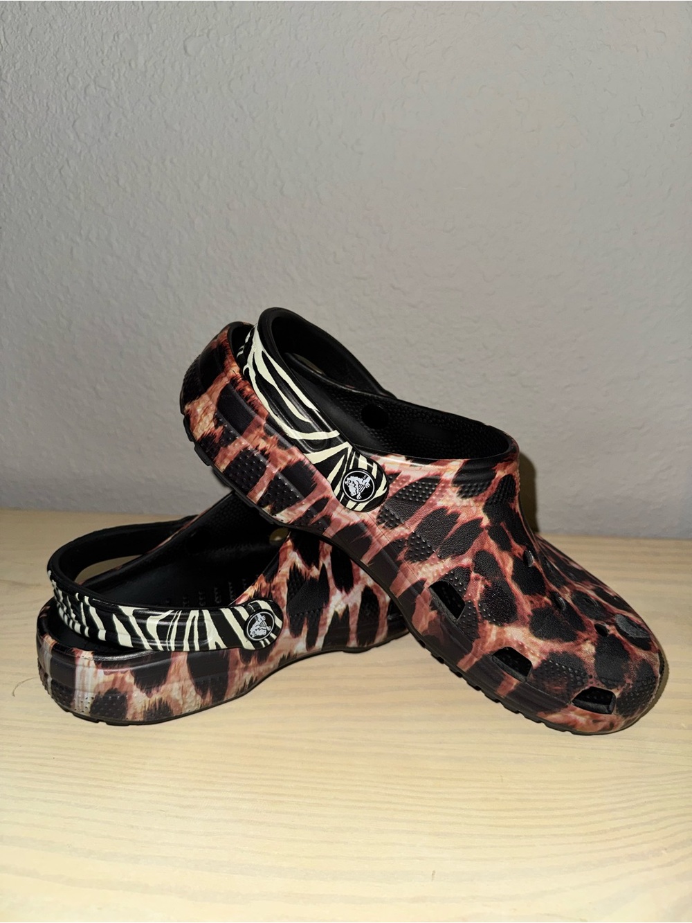 CROCS animal remix Clog Women’s 9/ Men’s 7 - Picture 3 of 8